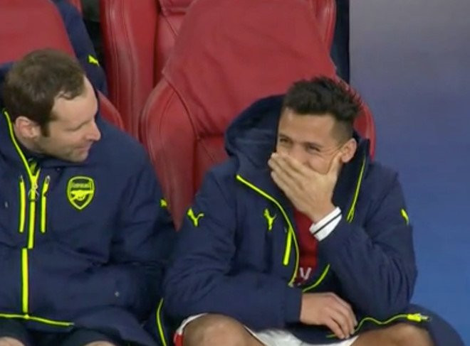 Sanchez che mieng cuoi cot trong khi Arsenal nhan tham bai hinh anh 2