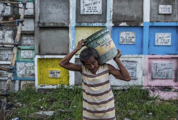 nguoi-ngheo-chat-vat-tim-noi-chon-tam-nguoi-than-o-nghia-trang-chung-cu-2