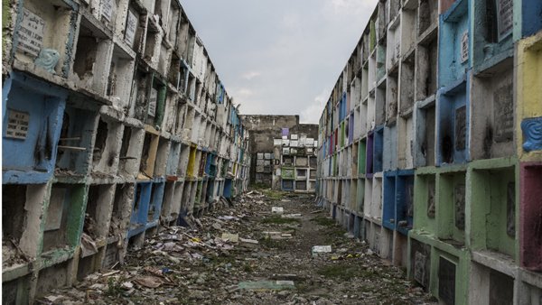 nguoi-ngheo-chat-vat-tim-noi-chon-tam-nguoi-than-o-nghia-trang-chung-cu