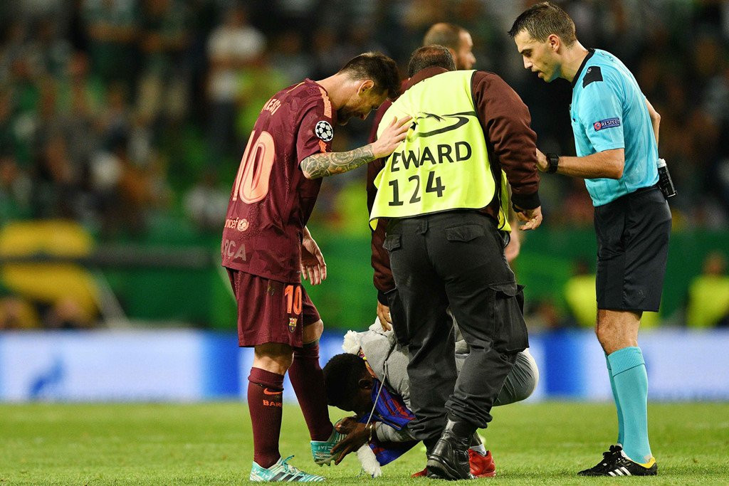 Fan lao vao san hon chan Messi giua tieng ho vang 'Ronaldo' hinh anh 3