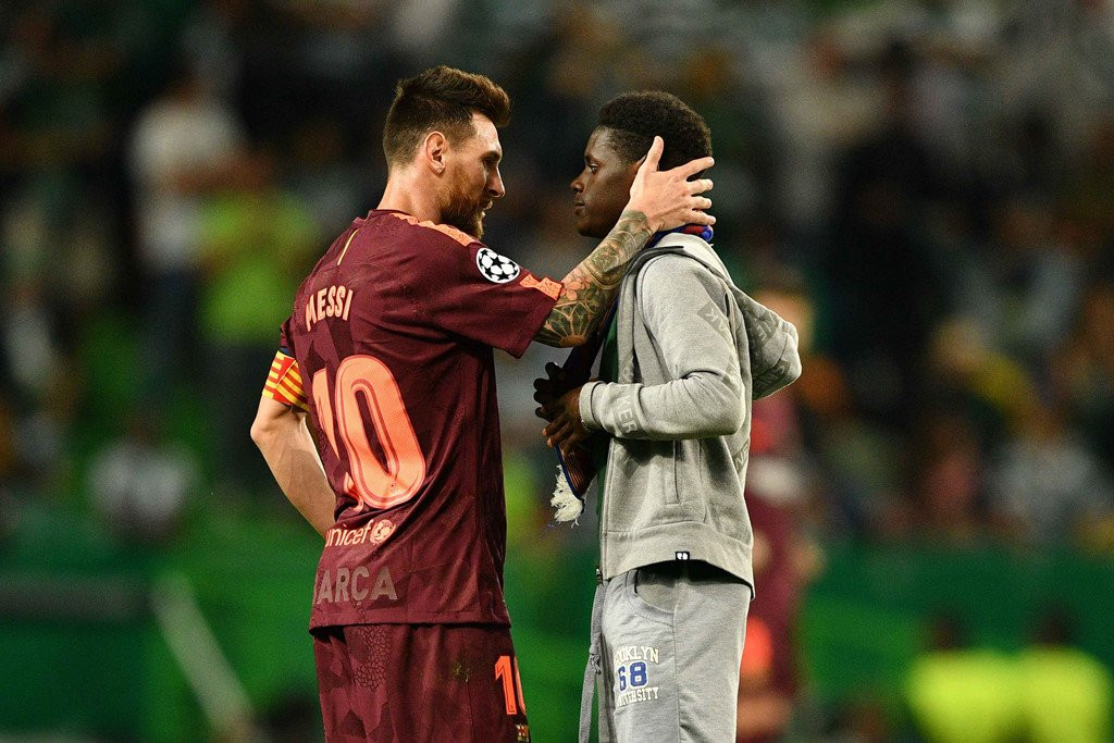 Fan lao vao san hon chan Messi giua tieng ho vang 'Ronaldo' hinh anh 2