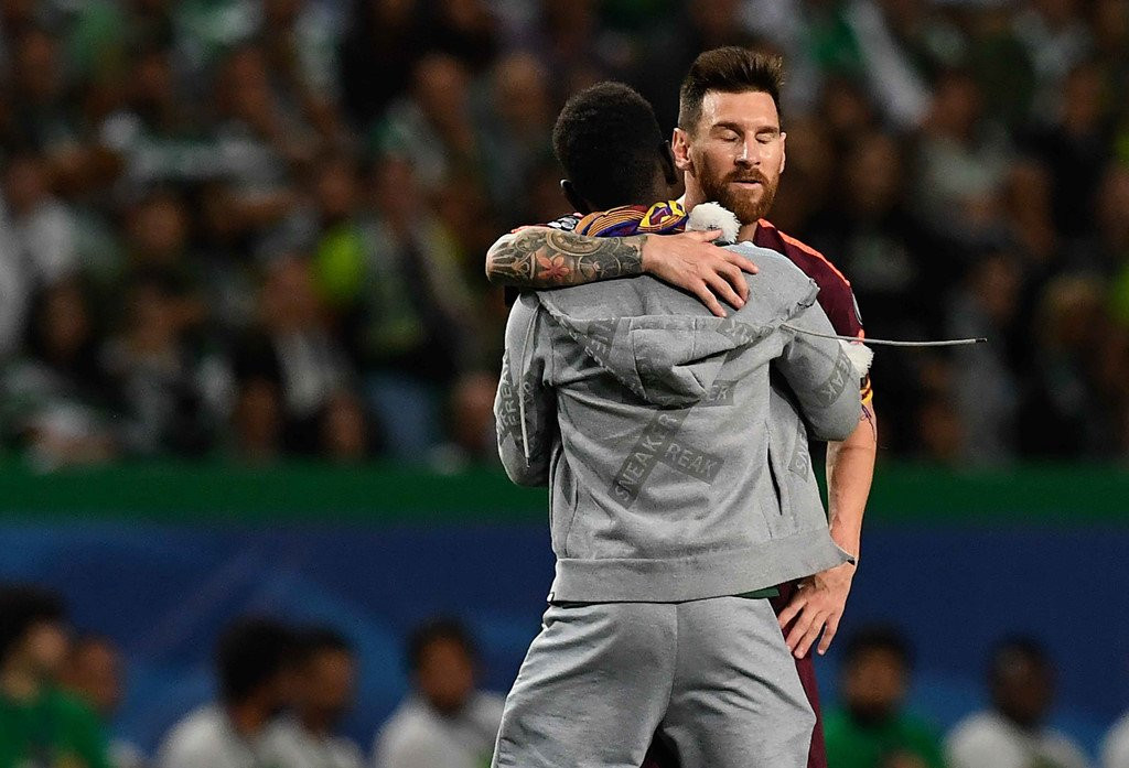 Fan lao vao san hon chan Messi giua tieng ho vang 'Ronaldo' hinh anh 1