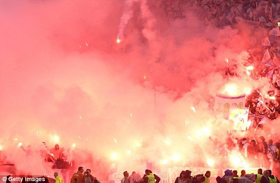 1526496933171_lc_galleryImage_LYON_FRANCE_MAY_16_Fans_l 3