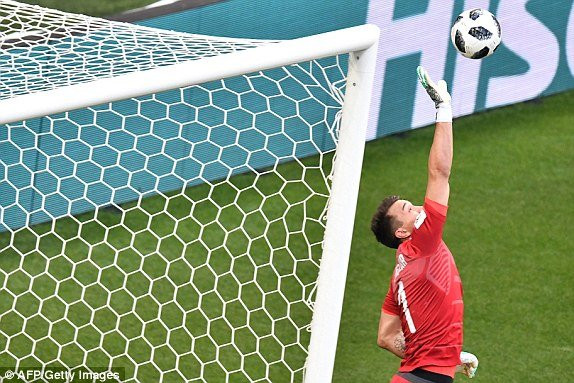 1529509486822_lc_galleryImage_Uruguay_s_goalkeeper_Fern 15