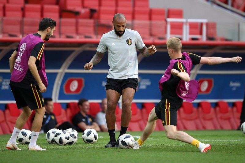 Thierry Henry va cuoc choi cua nguoi HLV dung trong bong toi hinh anh 1