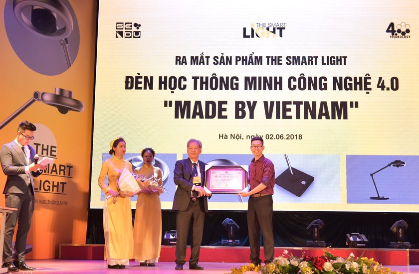 the-smart-light-den-hoc-thong-minh-nhan-xac-lap-ky-luc-1535826806