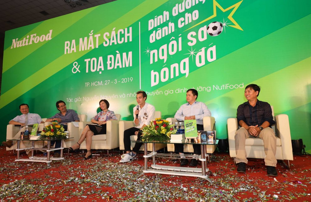Ra mat sach va toa dam - Dinh duong danh cho ngoi sao bong da 8 3