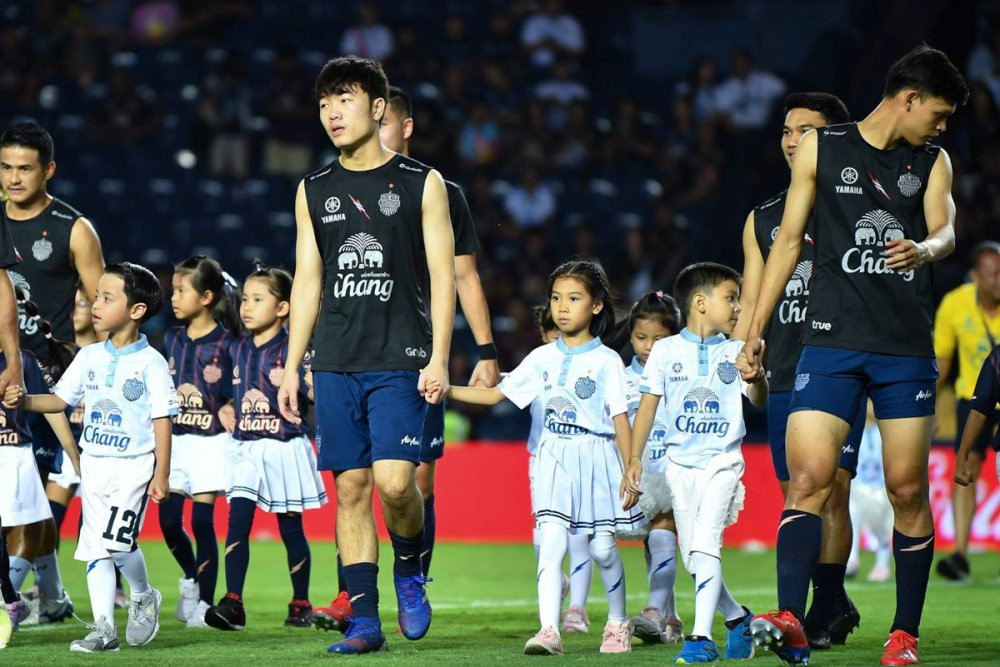 xuan-truong-buriram-united-tre-em 3