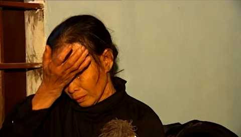 Mẹ gi&agrave; kh&oacute;c cạn nước mắt chờ thi thể con g&aacute;i nơi xứ người