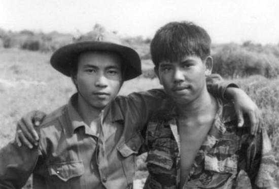 Chiến Sỹ Giải Phóng Và Người Lính Việt Nam Cộng Hoà Trong Bức Ảnh Khoác Vai  Nhau Giờ Ra Sao?
