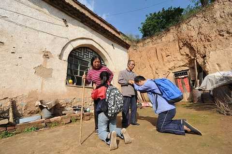 Chênh lệch giàu nghèo ở Trung Quốc: Con quỳ lạy bố mẹ khi vào đại học