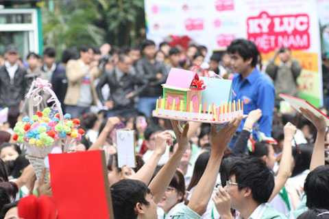 Đà Nẵng, sinh viên, Đại học, Đông Á, trẻ em, gói quà, kỷ lục