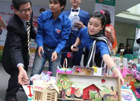 Đà Nẵng, sinh viên, Đại học, Đông Á, trẻ em, gói quà, kỷ lục