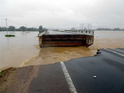 Lũ cuốn băng đoàn quốc lộ 1A, đoạn đường tránh TX An Nhơn. Ảnh Việt Hương.