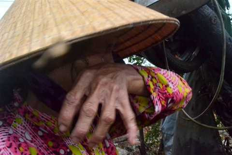 Mẹ con bà Hoa mất nhà, trắng tay và vô vọng. Ảnh Việt Hương.