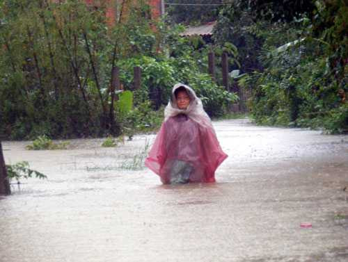 Người dân xã Thủy Phù, TX.Hương Thủy đi lại trong dòng nước lũ chiều 16.11. Ảnh: Đình Toàn/TNO