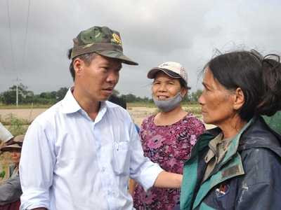 Trên gương mặt bao người dân từng quen chống chọi mưa lũ vẫn còn hằn sâu nỗi kinh hoàng.