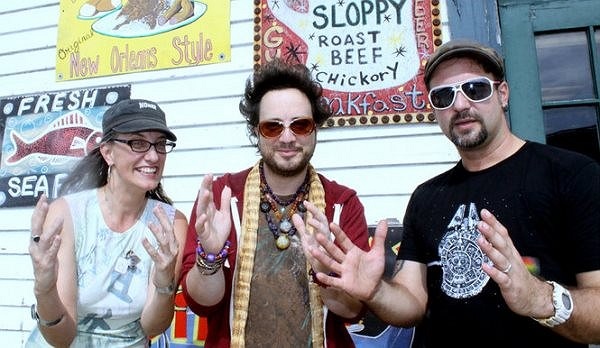 Hành động giơ hai tay trước mặt khi nói chuyện của Tsoukalos được nhiều khán giả yêu thích và học theo như một hành động hài hước khi giao tiếp. 