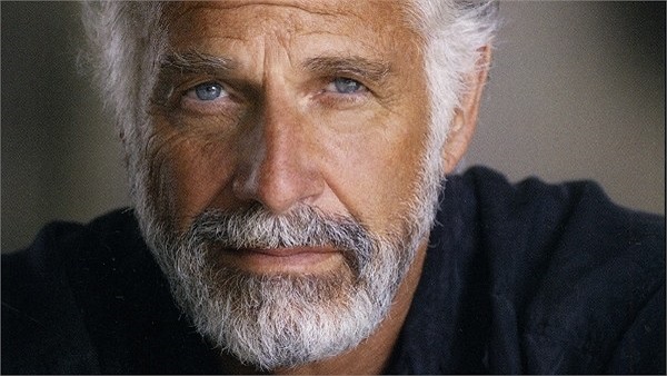 Jonathan Goldsmith năm nay đã 78 tuổi và hình ảnh được dân mạng dùng để chế ảnh là vào năm ông 69 tuổi.