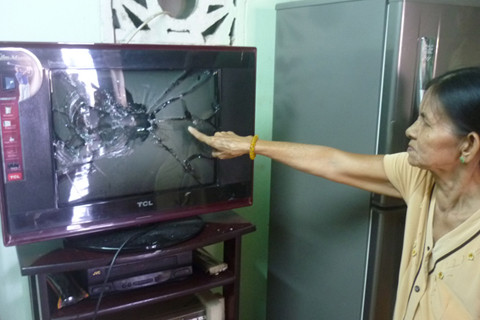  Đồ đạc trong nhà bà Hạnh bị nhóm côn đồ làm vỡ.