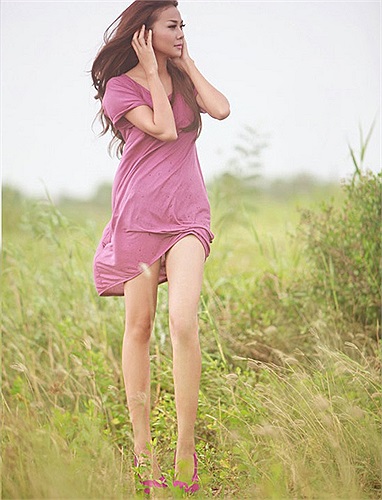 Không chỉ dài mà chân cô còn rất thon nhỏ và thẳng.