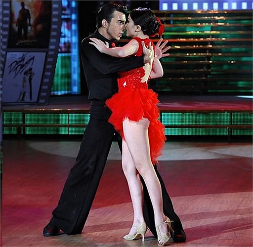 Tại những đêm trình diễn của cuộc thi Bước nhảy hoàn vũ, Yến Trang đã khiến ban giám khảo bị mê hoặc bởi đôi chân thon thả, nữ tính của mình.