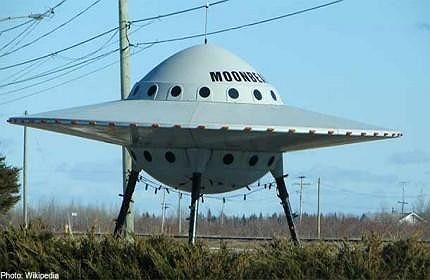 Vật thể lạ trong xã hội Mỹ - ĐH Temple, Mỹ. Môn học này phân tích phản ứng của xã hội Mỹ với vật thể lạ và người ngoài hành tinh.