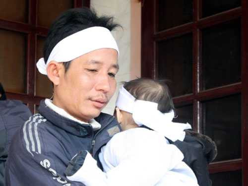  Ông Vũ Quang Trung (bố ngư dân Vũ Văn Biên) buồn bã khi biết tin của con trai