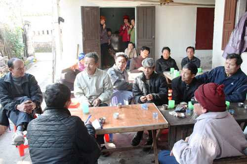  Người thân tập trung tại nhà ngư dân Bùi Văn Xào để hỏi thăm, chia sẻ nghe ngóng thông tin