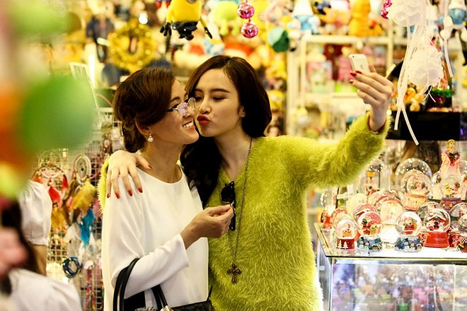 Nữ diễn viên muốn không khí noel tràn ngập trong căn nhà của mình. Trước đó, cô tự mua cây thông để trưng bày trong phòng riêng.