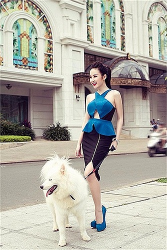 Angela Phương Trinh hóa thân vào cô nàng công sở sexy và quyến rũ.