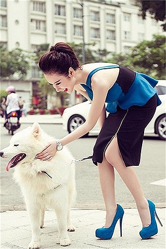 Hơi chững chạc so với tuổi, nhưng không thể phủ nhận vẻ đẹp của Bà mẹ nhí.