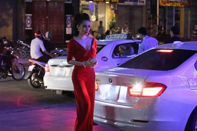 (VTC News) - Angela Phương Trinh sexy đi chơi bar, Cục trưởng cục NTBD: Có thể cấm diễn Yanbi Tô và Mr.T là những tin nóng giải trí 25/12.