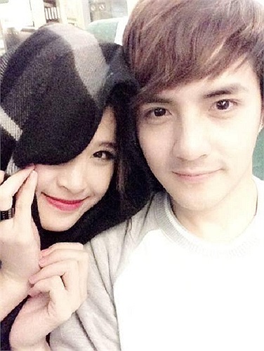 Hai người lúc nào cũng dính nhau như sam.