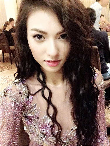 Hồng Quế gợi cảm với váy ren.