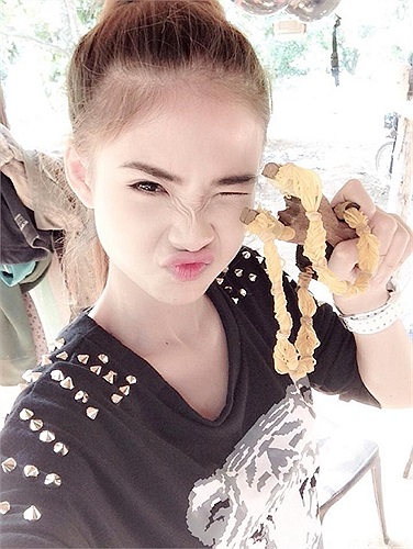 Khởi My tạo dáng nhí nhảnh.