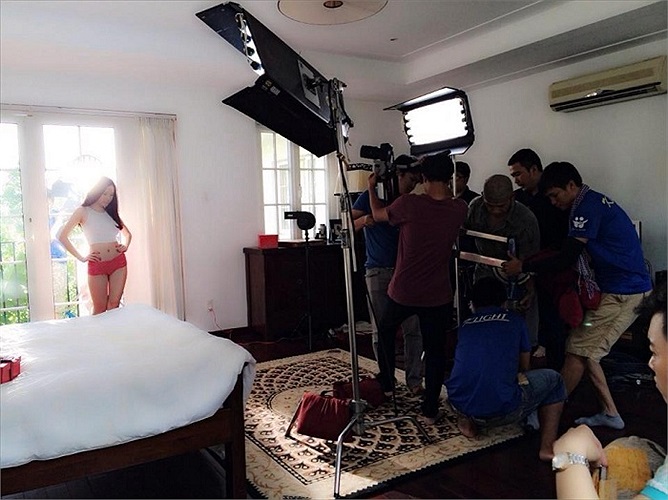 Người đẹp khoe vẻ gợi cảm.