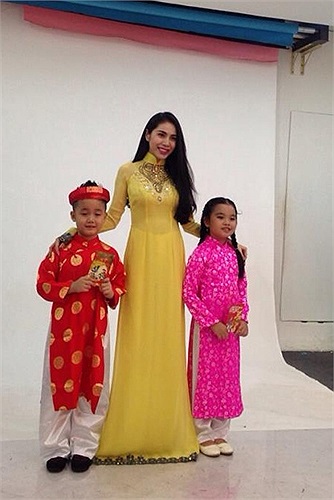 Thủy Tiên chụp hình cùng hai nhóc tì xinh xắn.