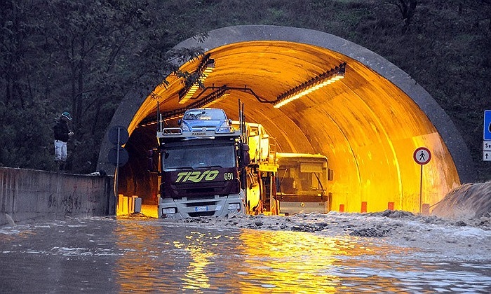 Một lối vào đường hầm đã ngập nước sau cơn bão ở Sardinia