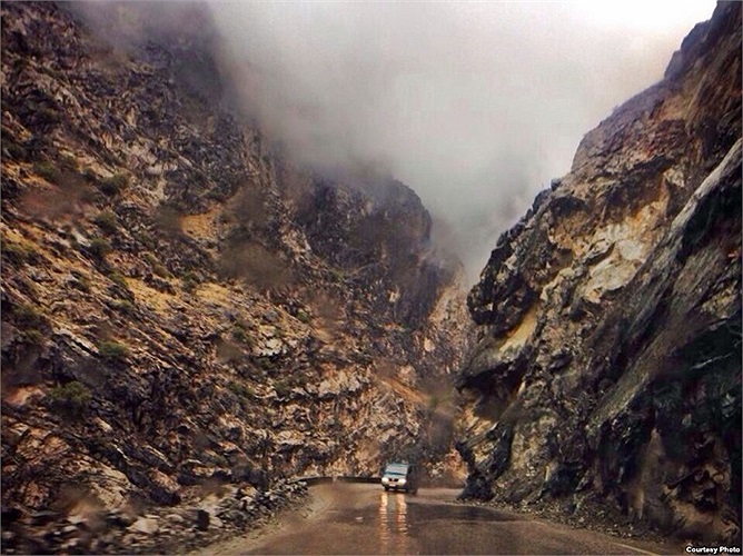 Một chiếc xe chạy trên con đường giữa hai vách núi cheo leo ở Afghanistan