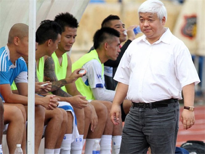 Đến trước khi thôi làm thành viên HĐQT của ACB, gia đình Nguyễn Đức Kiên đã chiếm đến 9,71% cổ phần của ACB. Ngoài ra, ông Kiên còn có cổ phần trong các ngân hàng lớn khác như Eximbank, Kiên Long bank, Vietbank, Đại Á, Techcombank.