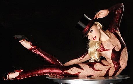 Có thân hình tuyệt đẹp, nụ cười duyên dáng, Zlata rất đắt show biểu diễn