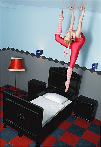 Cô từng lập 1 kỷ lục đáng kinh ngạc khi tự nhét mình vào 1 chiếc hộp… 50 centimet hay gập người hơn 90 độ 1 cách dễ dàng.