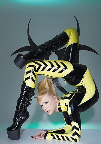 Cô phát hiện ra khả năng uốn dẻo của mình lúc mới 4 tuổi. Kể từ đó, cô thường xuyên luyện tập những động tác gập mình trong các ngăn tủ ở nhà.