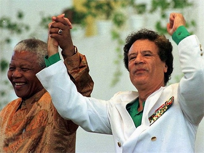 Cố Tổng thông Mandela và cố Tổng thống Libya Muammar Gaddafi vẫy chào đám đông tại Zuwarah, Libya ngày 29/10/1997