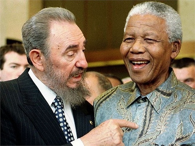 Nhà lãnh đạo Cuba Fidel Castro (bên trái) với ông Mandela tại cuộc họp của Tổ chức Thương mại Thế giới ngày 19/5/1998, tại Geneva