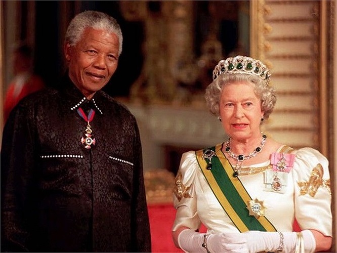 Ông Mandela đứng cùng Nữ hoàng Anh Elizabeth II vào ngày 9/7/1996, tại Cung điện Buckingham (tổng hợp)