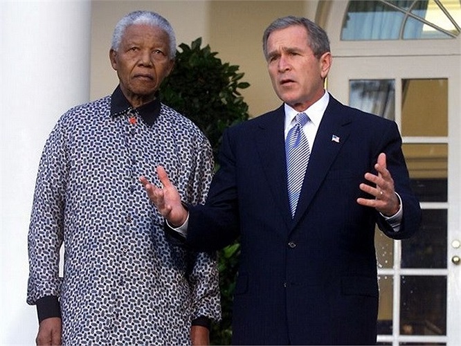 Cố tổng thống Mandela cùng Tổng thống Bush tại Vườn Hồng vào ngày 11/11/2001. Khi đó, Mandela đã đến thăm Nhà Trắng để gửi lời chia buồn của mình trước vụ tai nạn máy bay American Airlines Flight 587