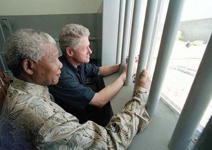 Tháng 3/1998, Mandela và cựu tổng thống Mỹ Bill Clinton tới thăm lại nhà tù trên đảo Robben