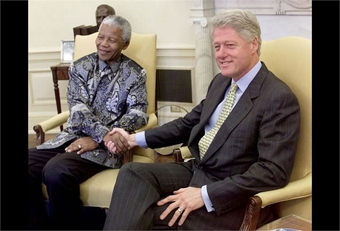 Cố Tổng thống Nam Phi Nelson Mandela bắt tay Tổng thống Mỹ Bill Clinton tại Phòng Bầu dục năm 1999